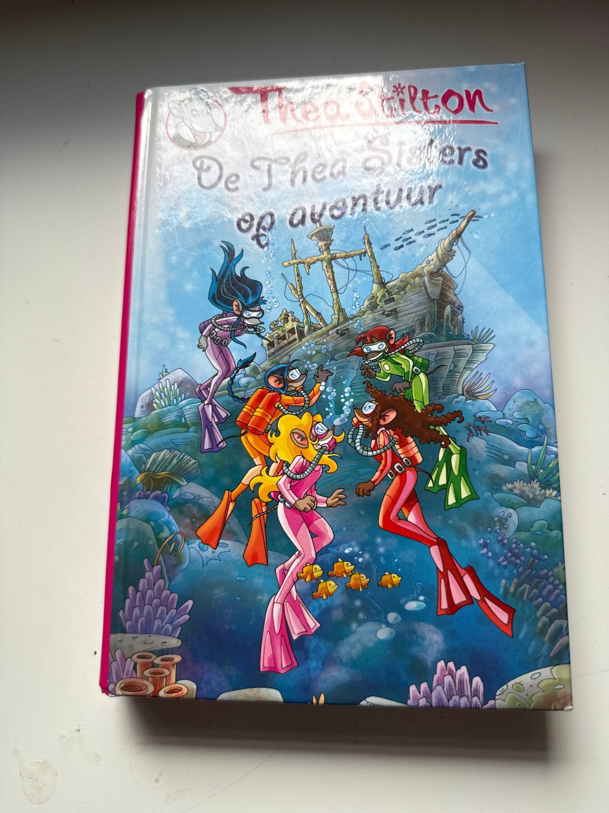 Thea Stilton: De Thea Sisters op avontuur (hardcover), Boeken, Ophalen of Verzenden, Zo goed als nieuw, Fictie