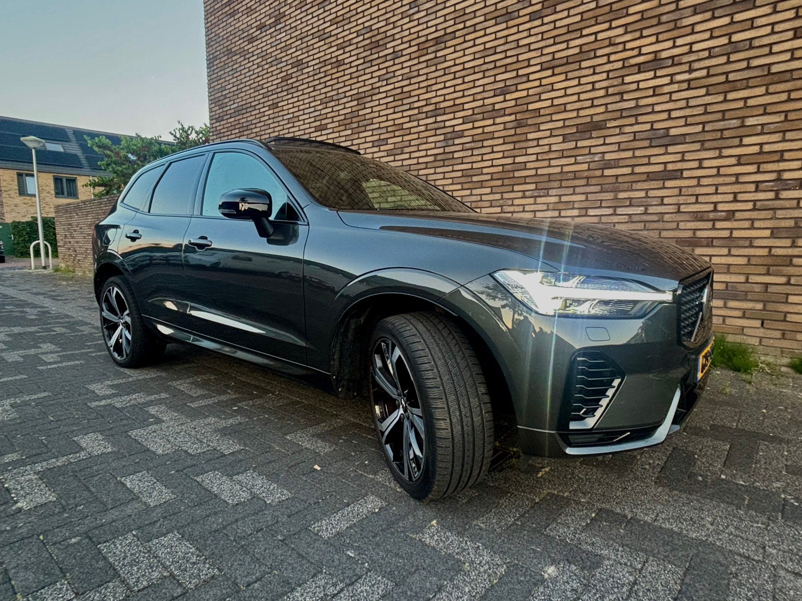 Volvo XC60 T6 Twin Engine 340pk Geartronic AWD 2021 Grijs, Auto's, Automaat, Euro 6, 1969 cc, Overige bekleding