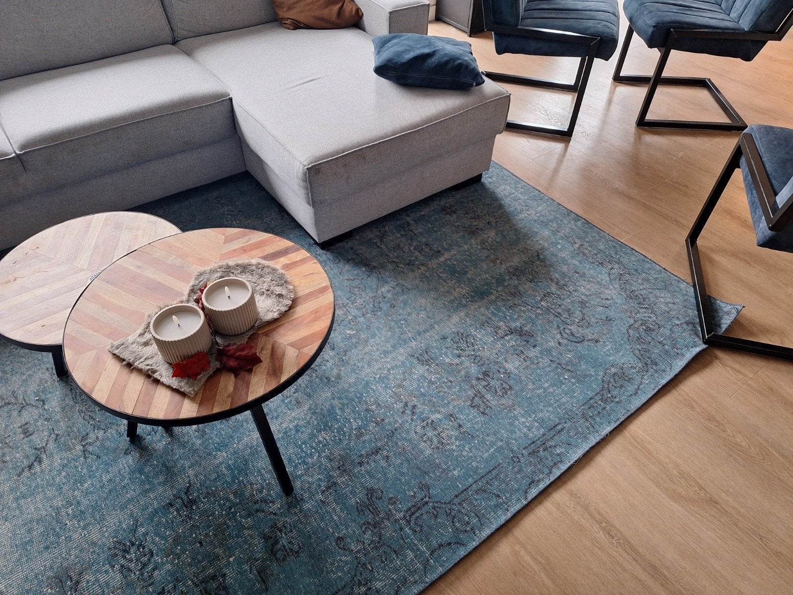 Vloerkleed, 2 kussens en 3 eetkamerstoelen - snel ophalen!, Ophalen, Gebruikt, Blauw, 150 tot 200 cm