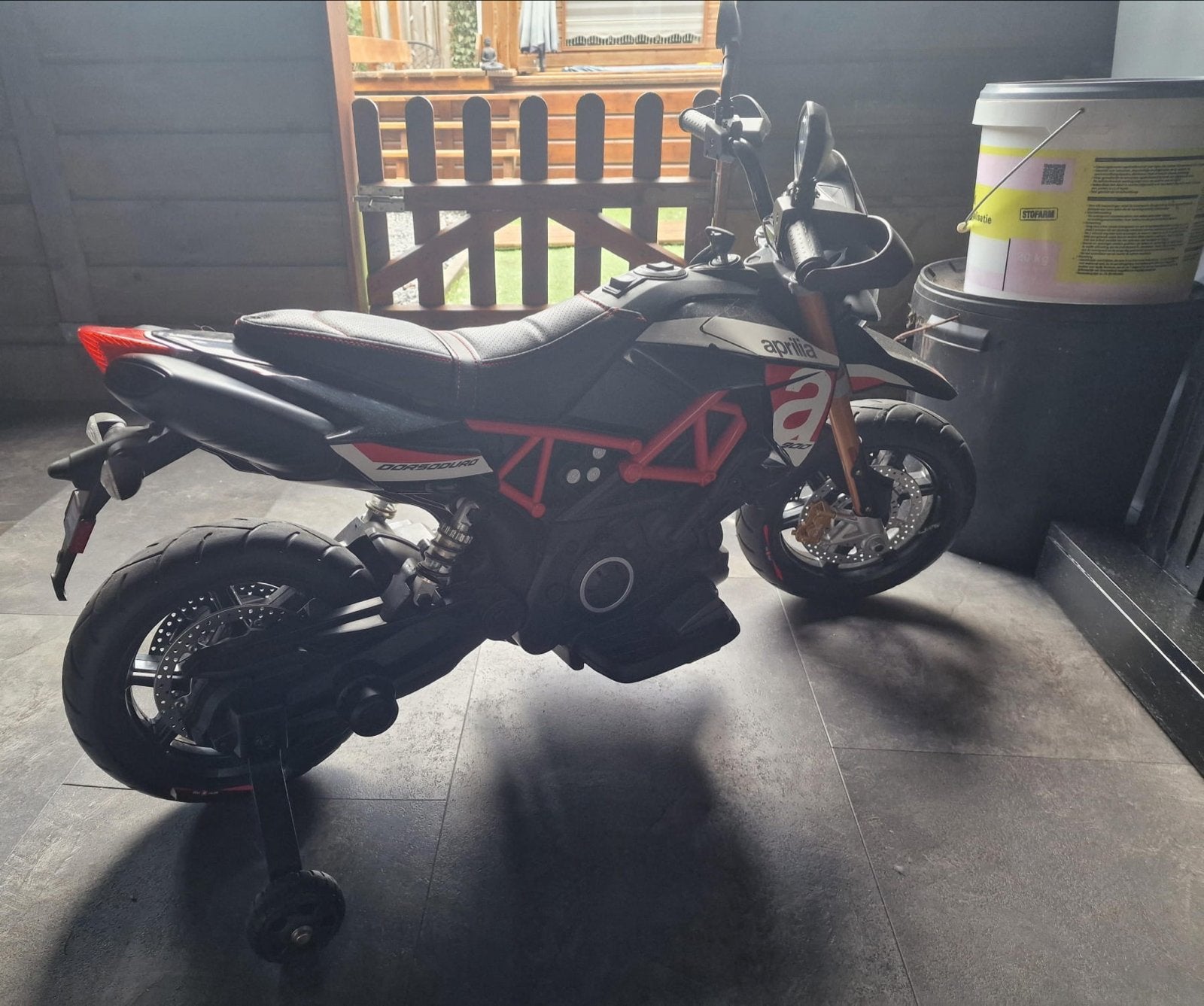 Aprilia 12V Kindermotor met zijwieltjes - Ongebruikt, Kinderen en Baby's, Ophalen, Nieuw, Overige typen