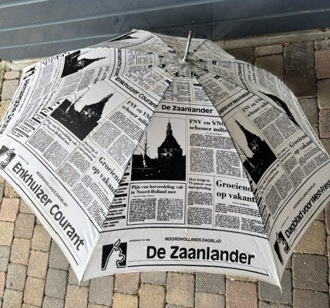 Jaren 80 paraplu met verschillende krantenartikelen Ø100cm, Ophalen of Verzenden, 1980 tot heden, Knipsel(s)