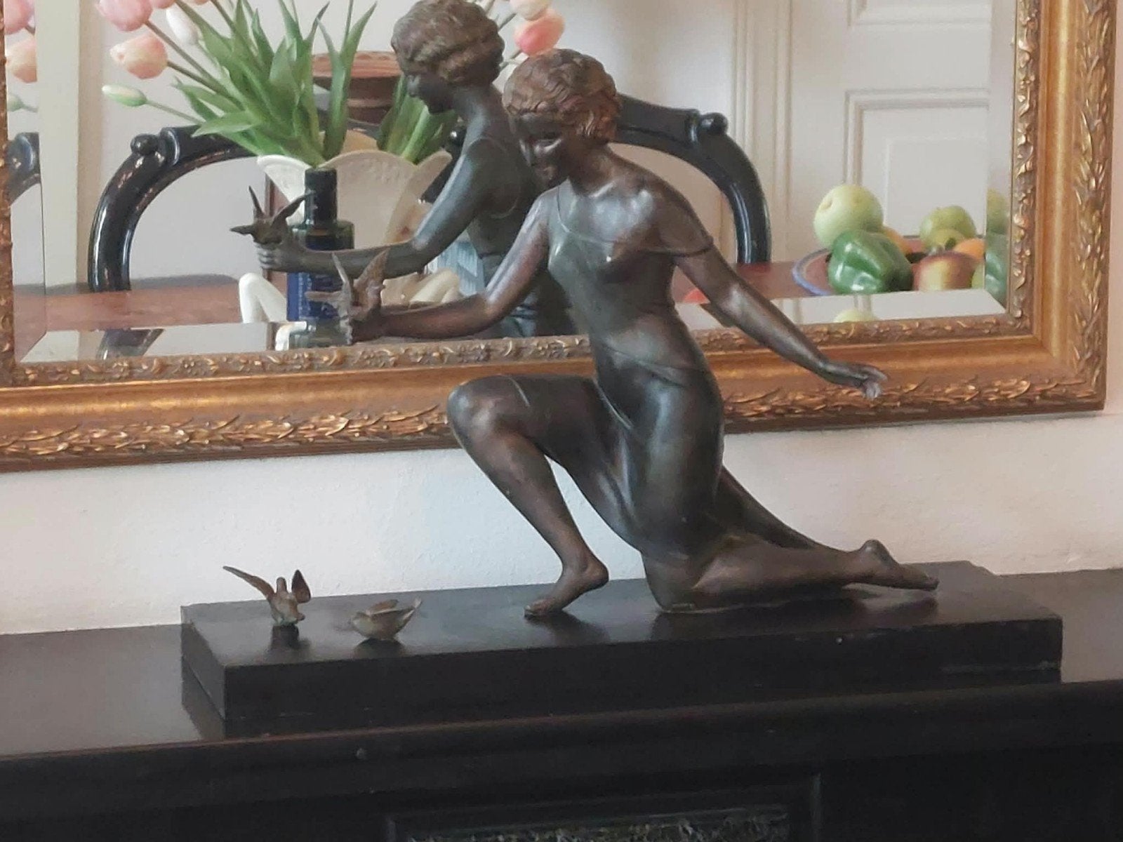Art nouveau sculptuur : Dame met vogels op marmeren sokkel, Ophalen, Art nouveau