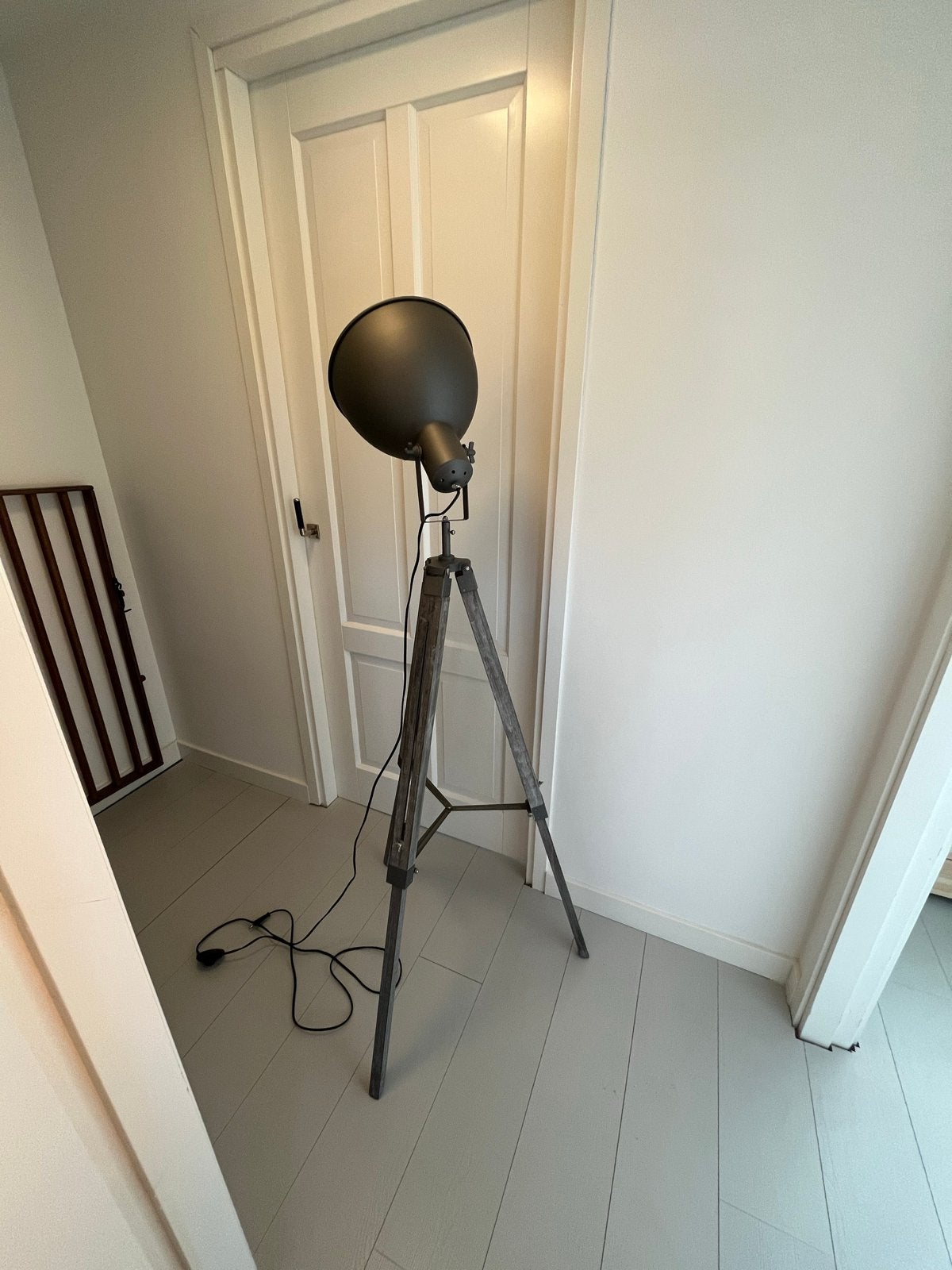 Industriële driepoot lamp met houten onderstel - Max 160 cm, Gebruikt, Hout, E27 (groot), Ophalen of Verzenden