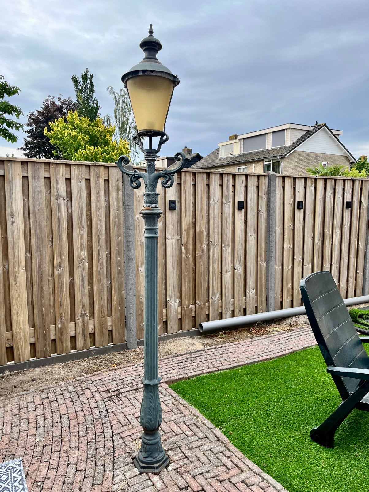 Oude gietijzeren lantaarnpaal met koperen kap. OPKNAPPER, Tuin en Terras, Buitenverlichting, Ophalen, Gebruikt, Minder dan 50 watt