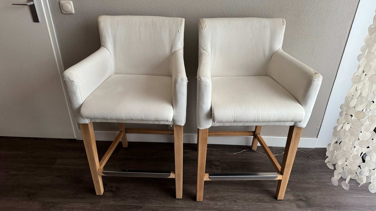 2 Gebruikte Witte Barstoelen met Houten Poten, Ophalen, Gebruikt, Met voetsteun, 90 cm of meer