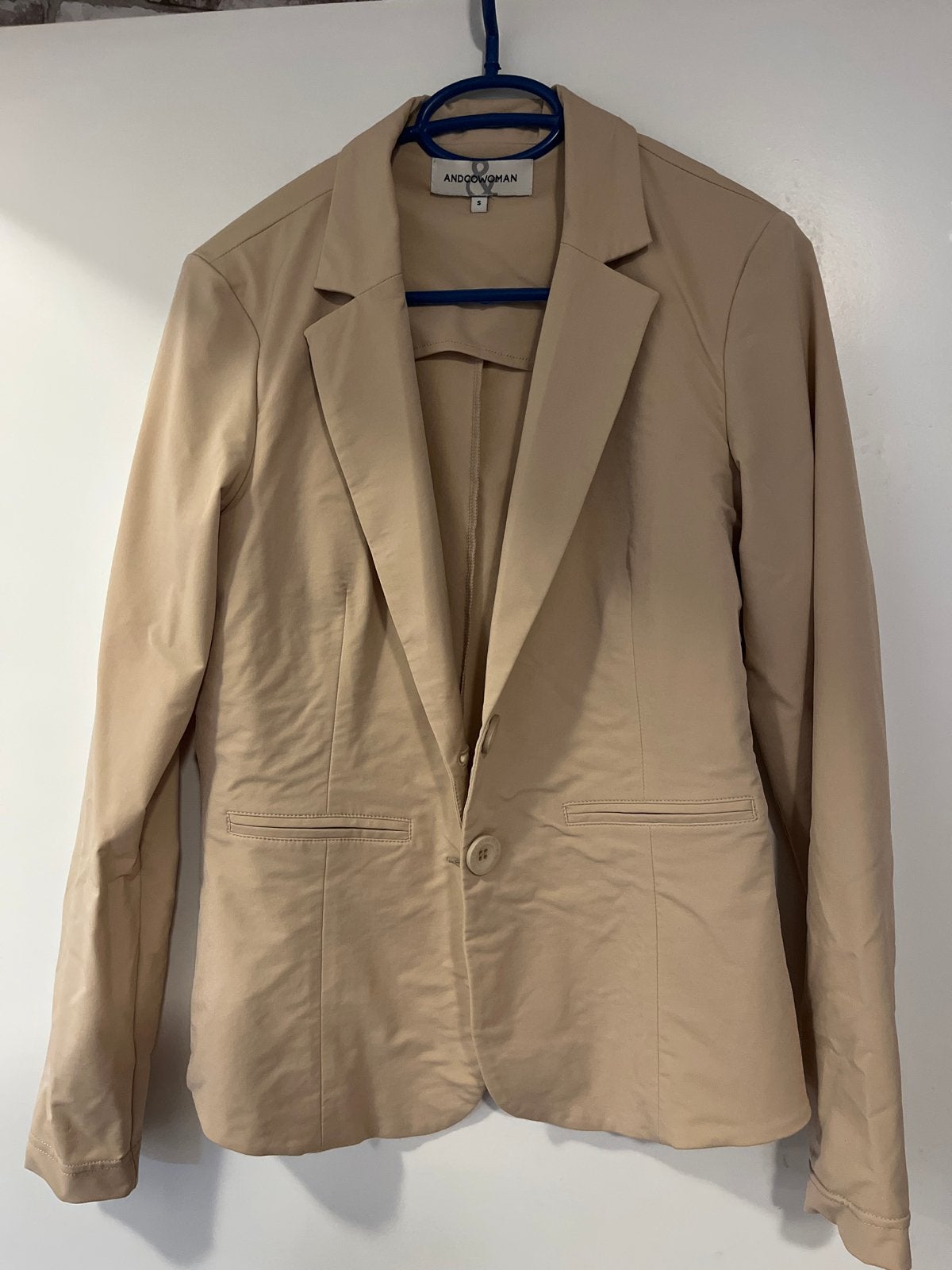 Stijlvol Beige Jasje van ANDCOWOMAN - Maat S, Kleding | Dames, Jasjes, Kostuums en Pakken, Beige, Ophalen of Verzenden, Zo goed als nieuw
