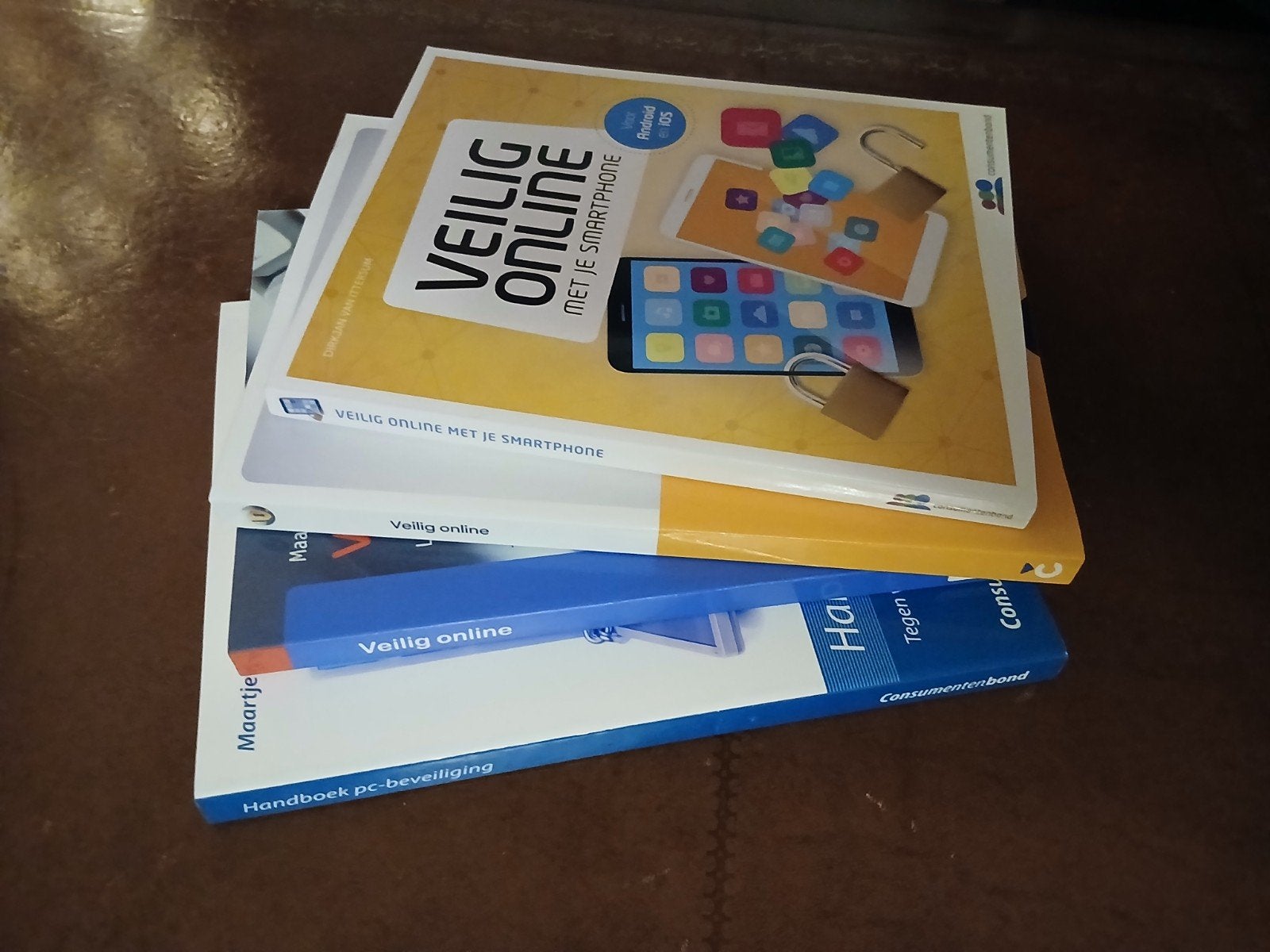 Set Boeken Consumentenbond: Veilig online, PC, Smartphone 4x, Boeken, Ophalen of Verzenden, Zo goed als nieuw, Overige onderwerpen