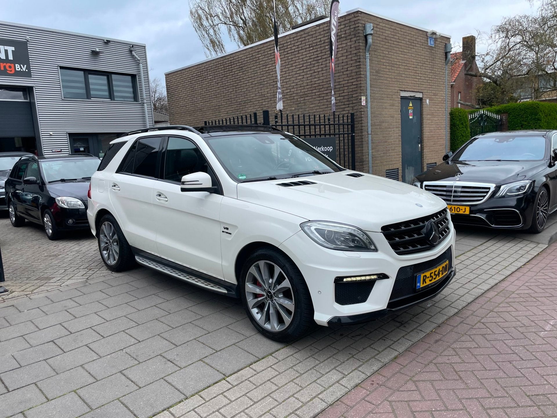 Mercedes-Benz M-klasse AMG 63 Performance Pack Trekhaak Airc, Auto's, Gebruikt, 8 cilinders, 2245 kg, Wit