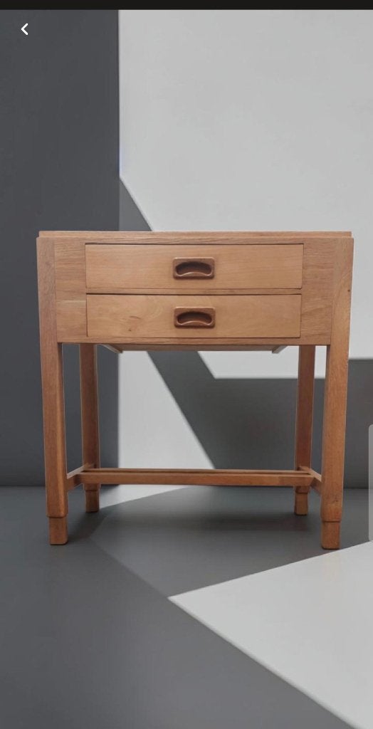 Stijlvol houten nachtkastje met twee lades, Ophalen, Gebruikt, Onbekend, 55 tot 75 cm