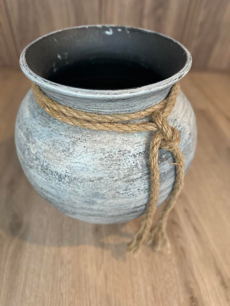 Grijze vaas met touw, Huis en Inrichting, Woonaccessoires | Vazen, Ophalen, Gebruikt, Overige kleuren, Aardewerk of Porselein