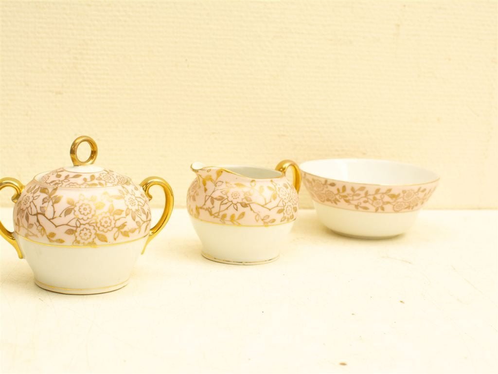 Victoria china melk en suikerkannetje en schaaltje 31967, Ophalen of Verzenden, Gebruikt, Aardewerk, Bord(en)