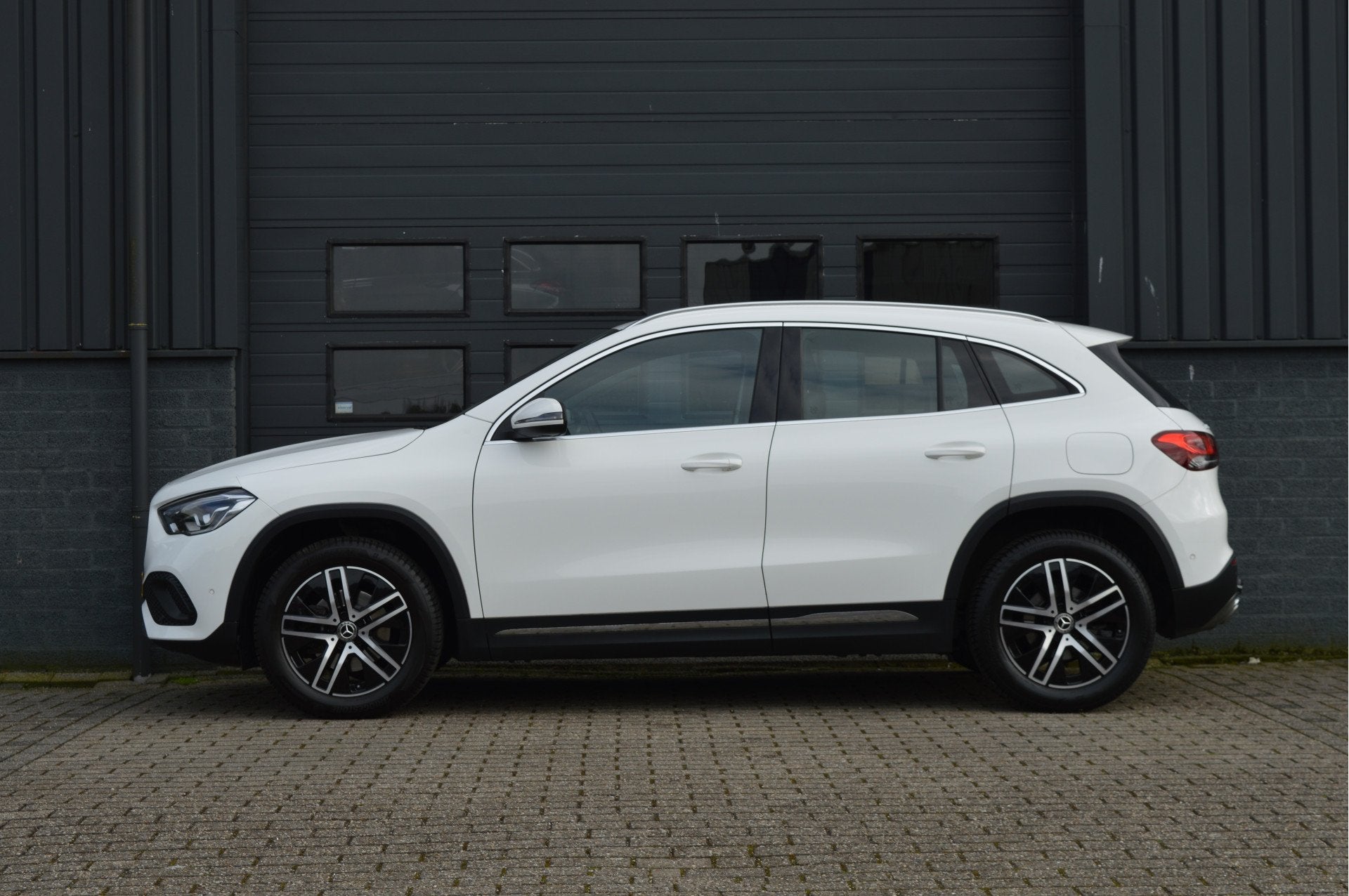 Mercedes-Benz GLA 200 Business Solution Luxury | CAMERA | TR, 4 cilinders, Met garantie (alle), 165 pk, 1332 cc
