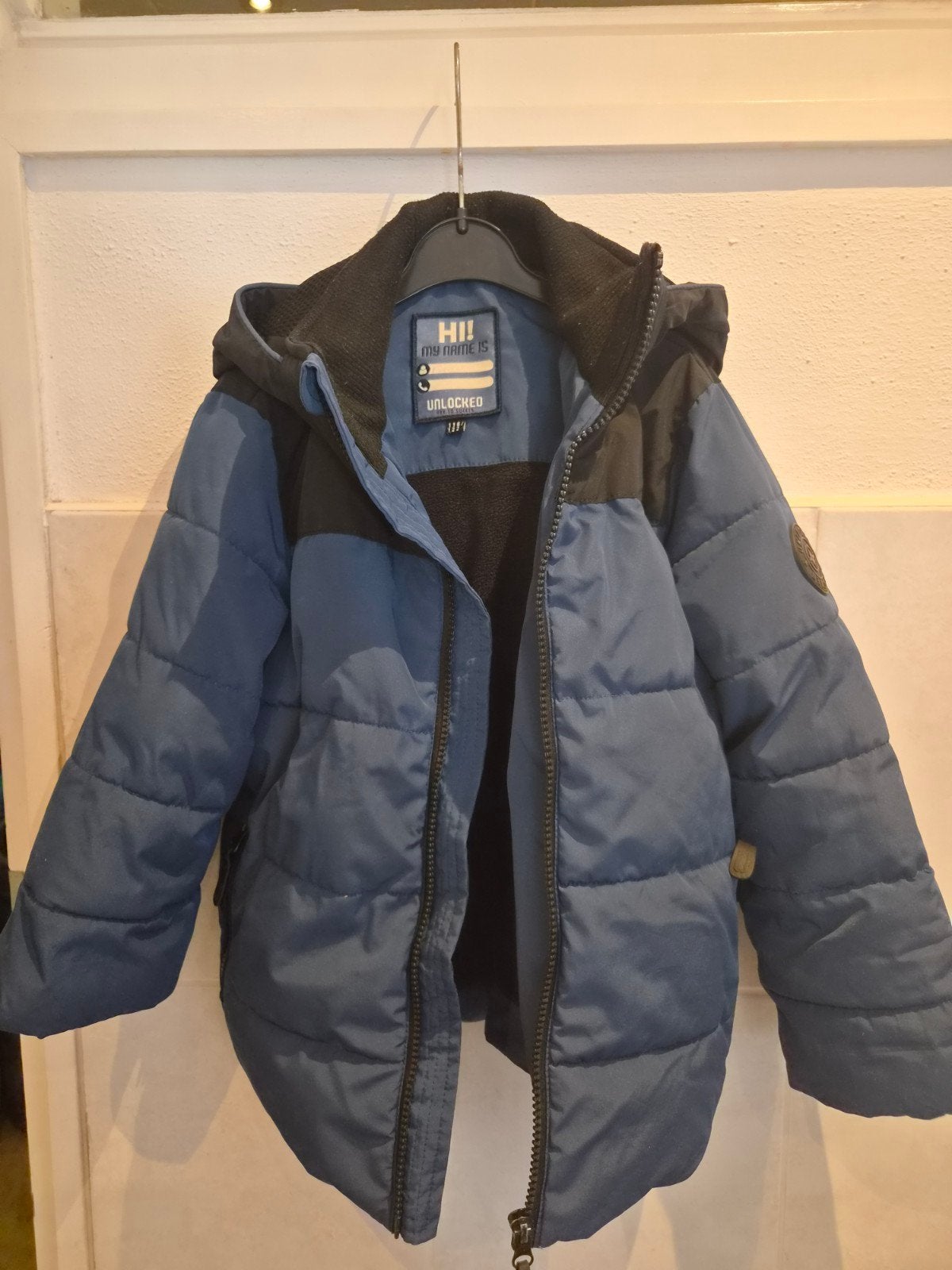 Blauwe winterjas UNLOCKED  voor jongens, maat 116/122, Ophalen of Verzenden, Gebruikt, Onbekend, Jongen