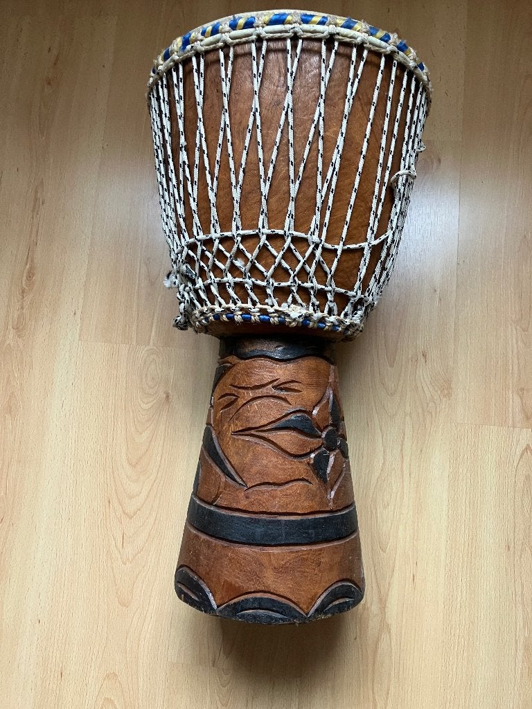 Mooie handgesneden Djembe - Afrikaanse trommel, Muziek en Instrumenten, Ophalen of Verzenden, Gebruikt, Melodische percussie