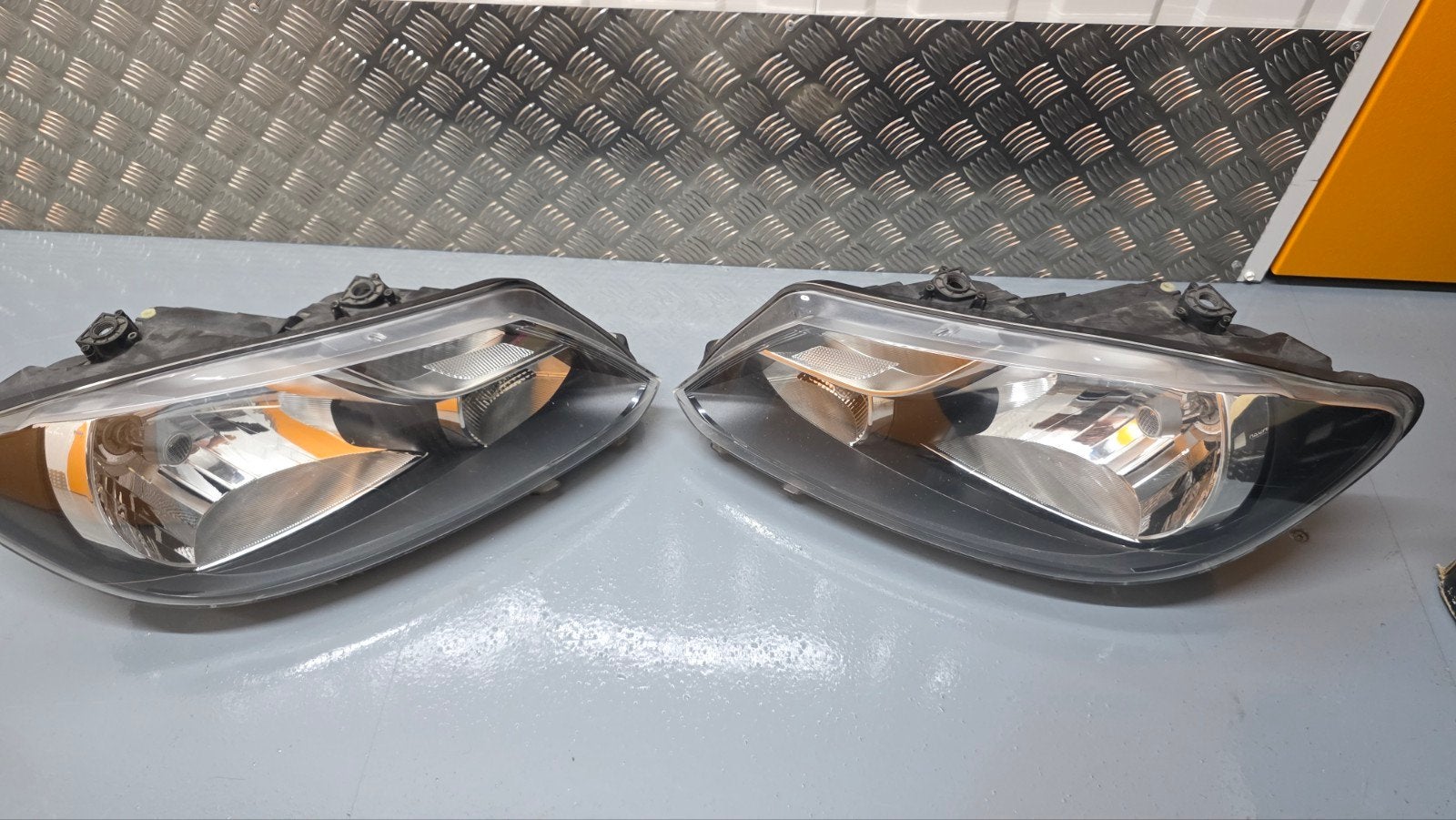 Koplampen Volkswagen Caddy MK3 GP 2012 - Set Links & Rechts, Ophalen of Verzenden, Gebruikt, Volkswagen