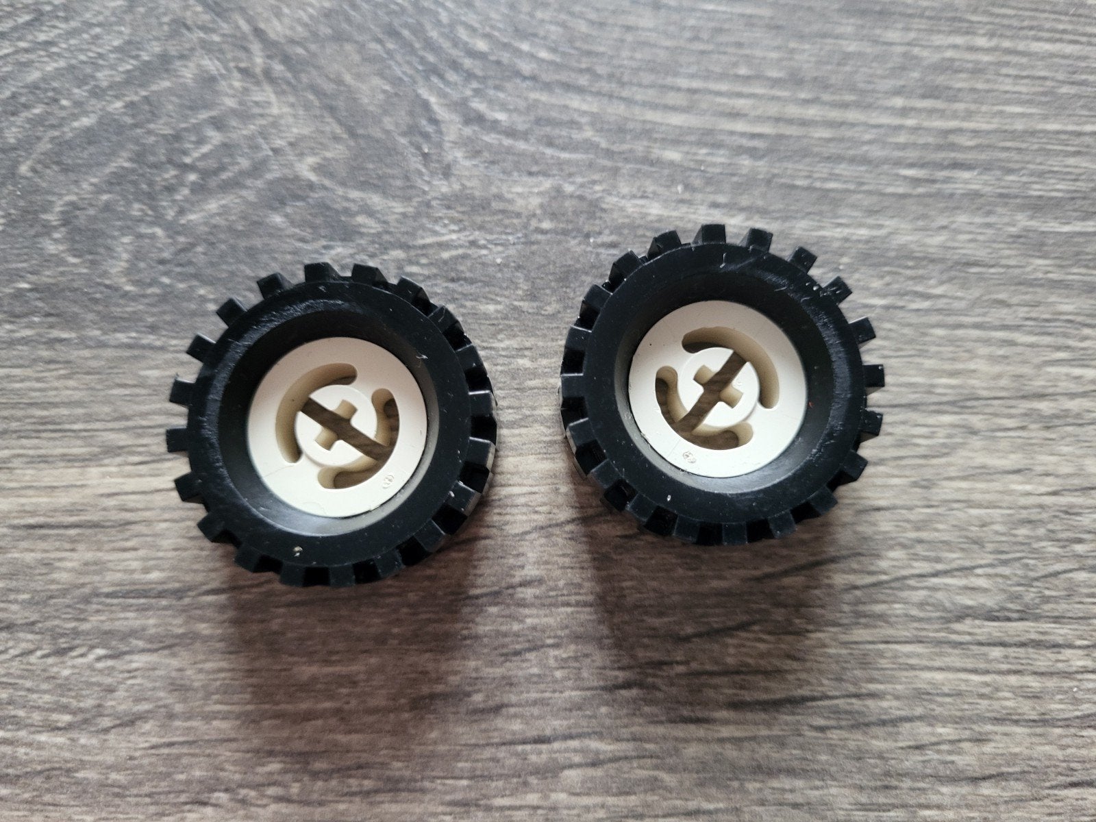Lego Technic wielen Wit met brede grof profiel band., Ophalen of Verzenden, Gebruikt, Losse stenen, Lego