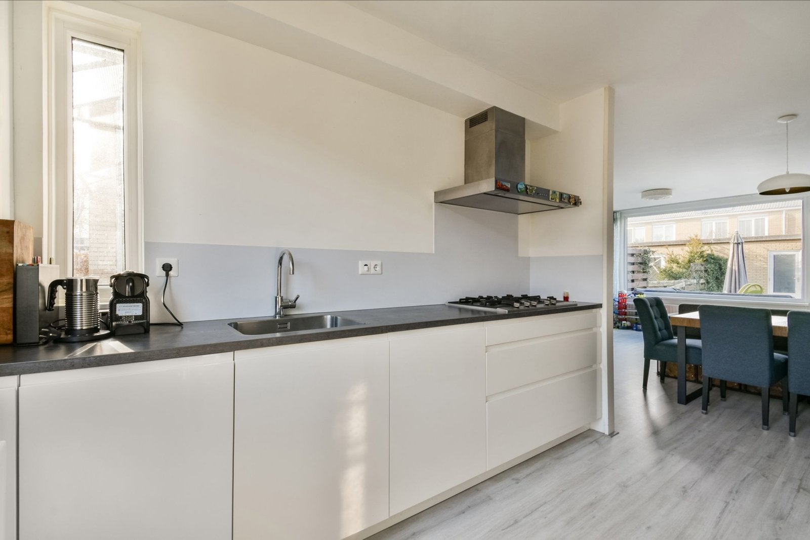 Moderne witte keuken met inbouwapparatuur, Ophalen, Gebruikt, Wit, Enkelwandige keuken