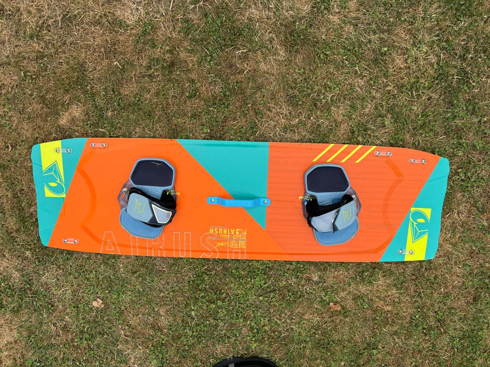 Complete Airush kitesurf set: 3 kites, board, bar en trapeze, Watersport en Boten, Kitesurfen, Gebruikt, Kitesurf-set, 10 m², Twintip