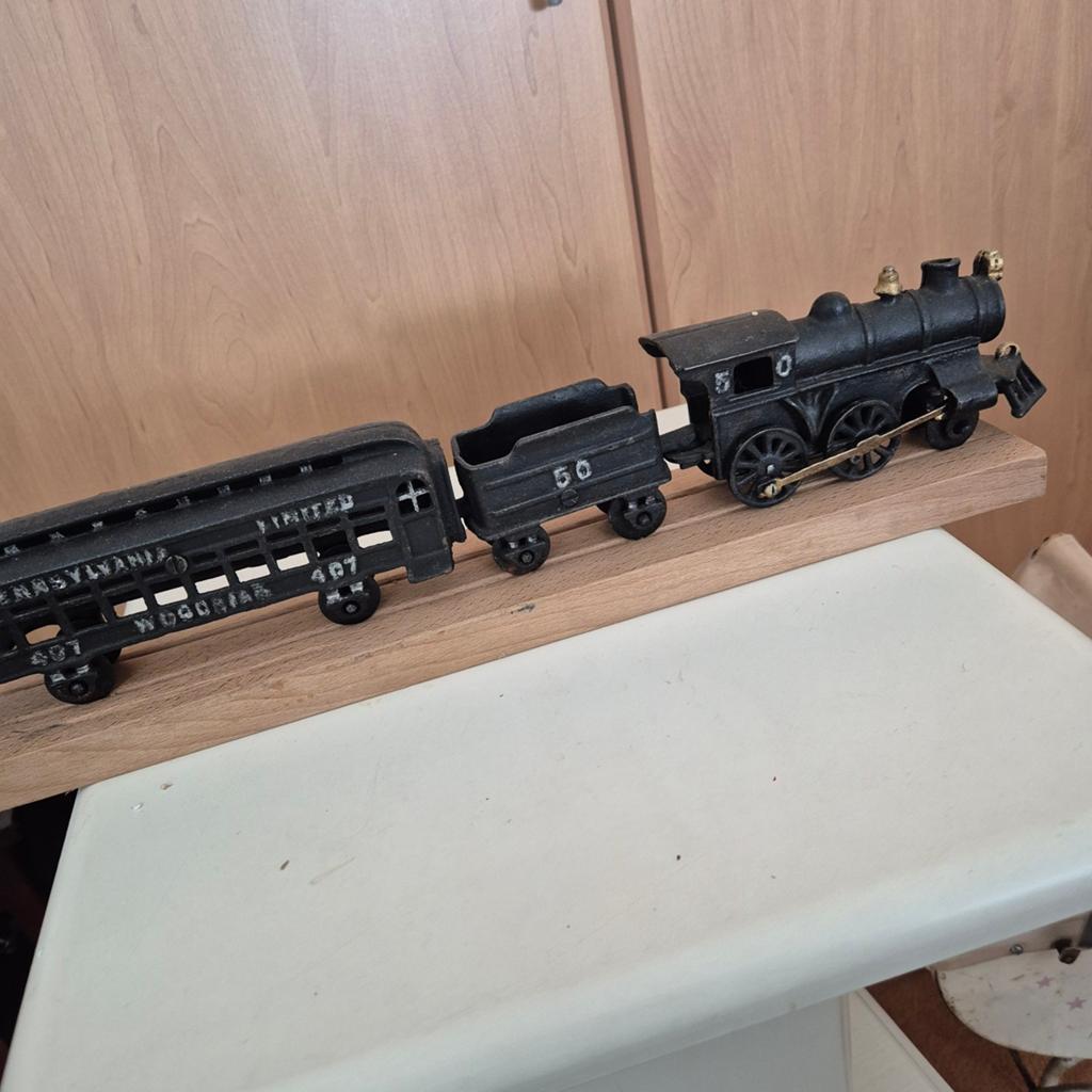 Antieke gietijzeren trein met wagon en locomotief, Hobby en Vrije tijd, Ophalen of Verzenden