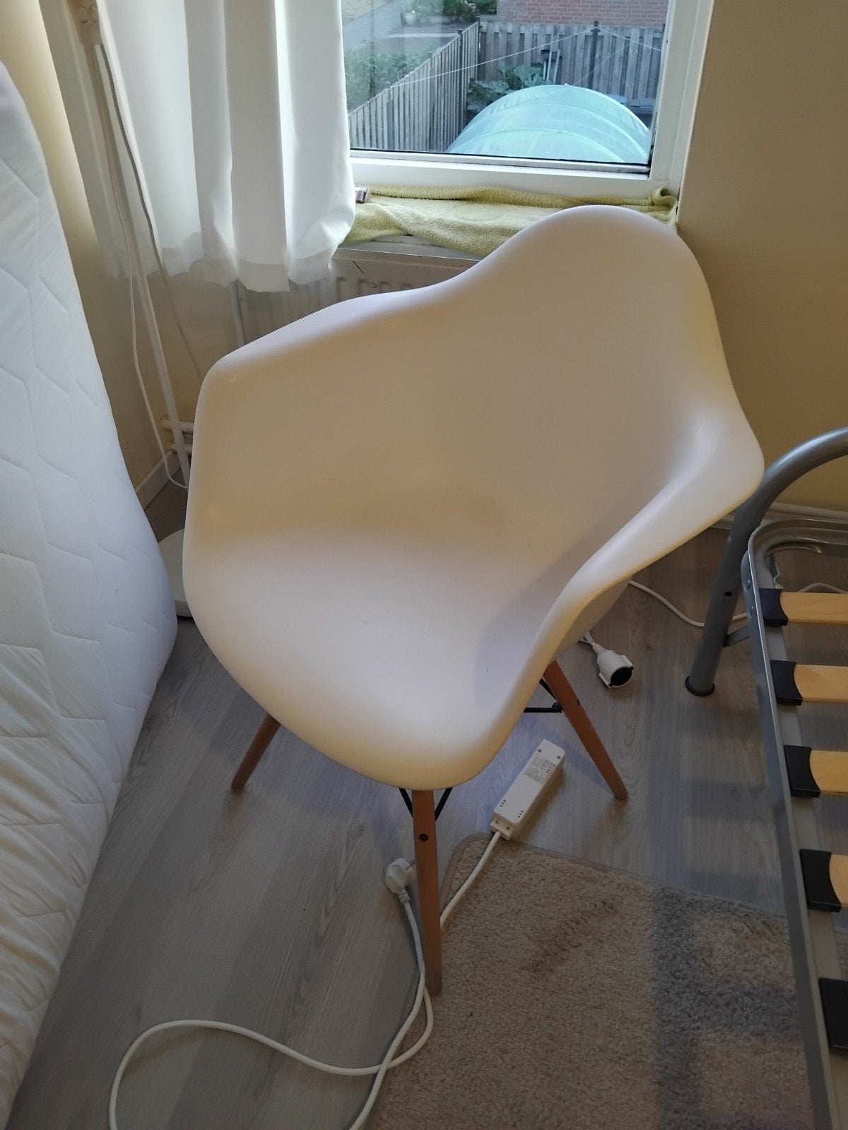 Witte kuipstoel met houten poten - Eames-stijl, Huis en Inrichting, Stoelen, Modern, Scandinavisch, Eames-stijl, Gebruikt, Wit