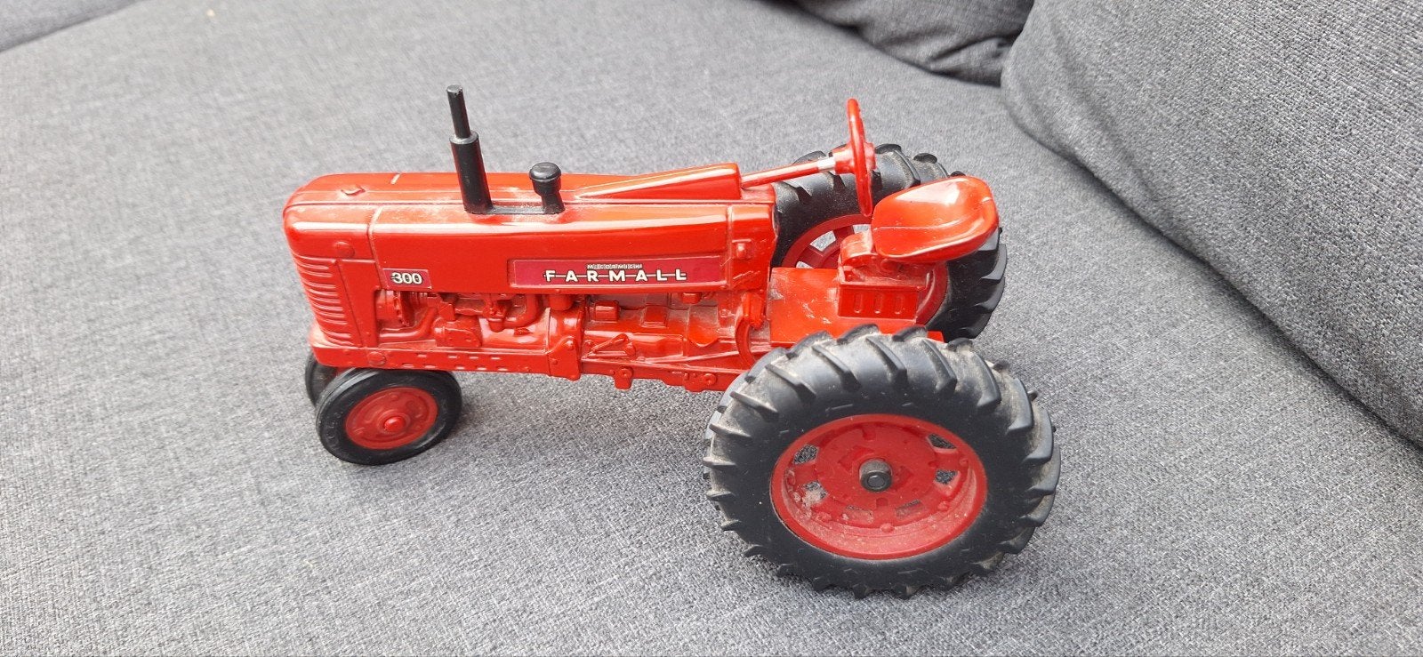 Dit is een 1/16 Ertl McCormick Farmall 30, Hobby en Vrije tijd, Modelauto's | 1:32, Ophalen of Verzenden, Tractor of Landbouw