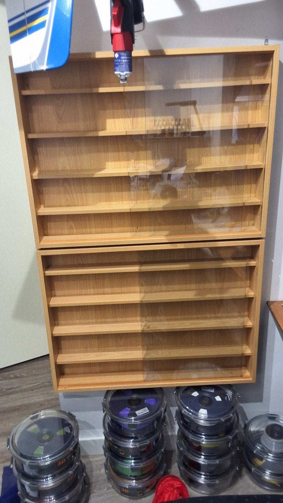 2x Houten vitrinekast met glazen schuifdeuren, Ophalen, Zo goed als nieuw, 25 tot 50 cm