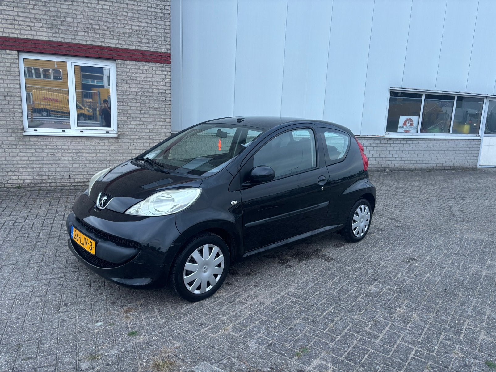 Foto 2 van Peugeot 107 1.0 12V 3DR 2007 Zwart