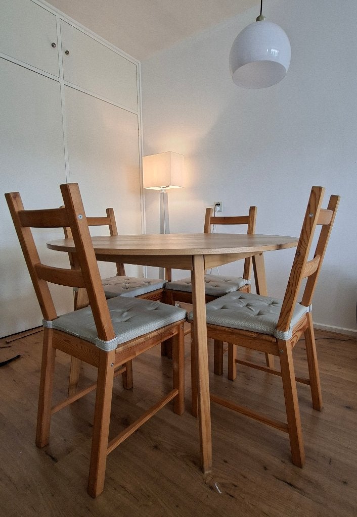 Ronde eethoek + 4 houten stoelen (Ivar IKEA), Ophalen, Gebruikt, 150 tot 200 cm, Rond
