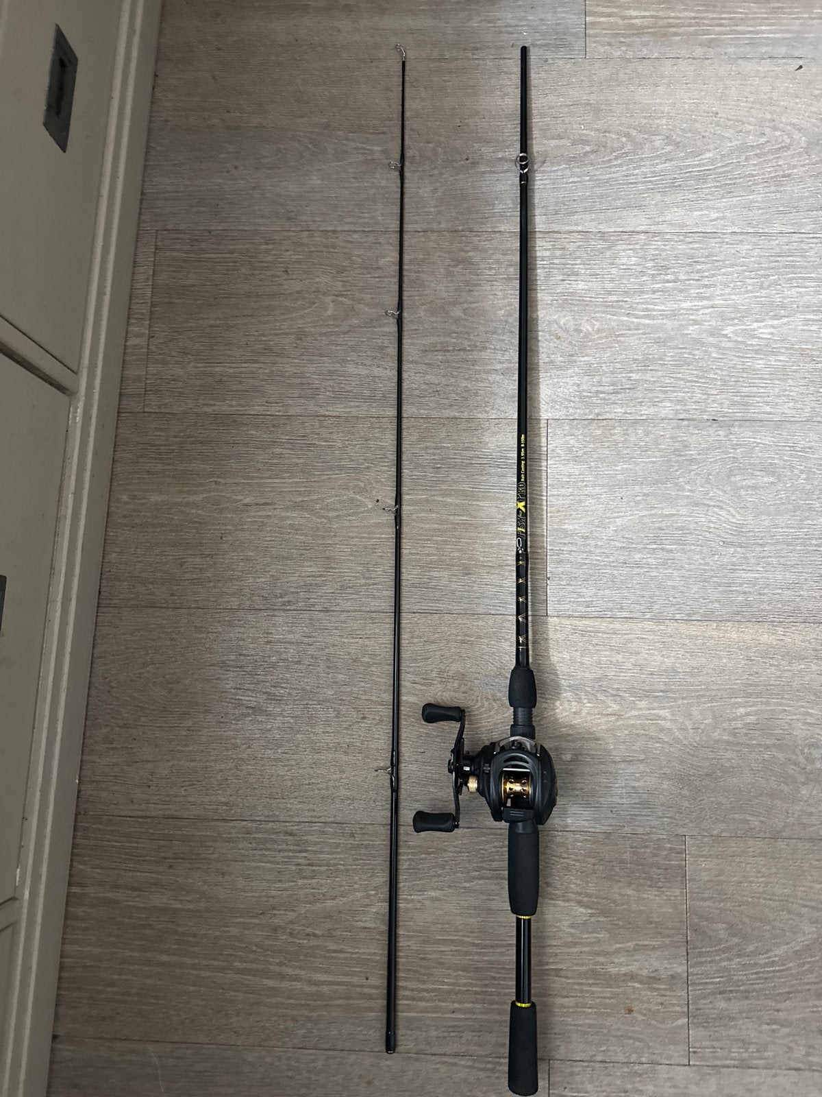 Fish X Pro Baitcasting Hengel met Reel - 1.95m, Ophalen, Zo goed als nieuw, Werphengel