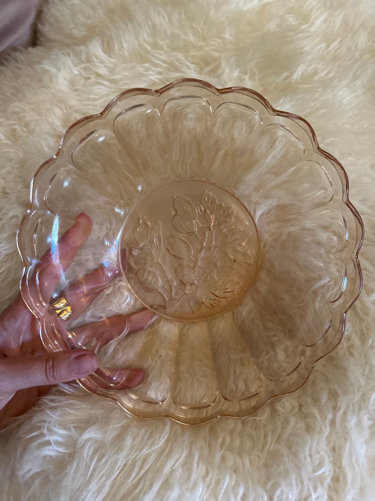 Vintage Roze Glazen Schaal met Bloemenreliëf, Antiek en Kunst, Antiek | Glas en Kristal, Ophalen of Verzenden