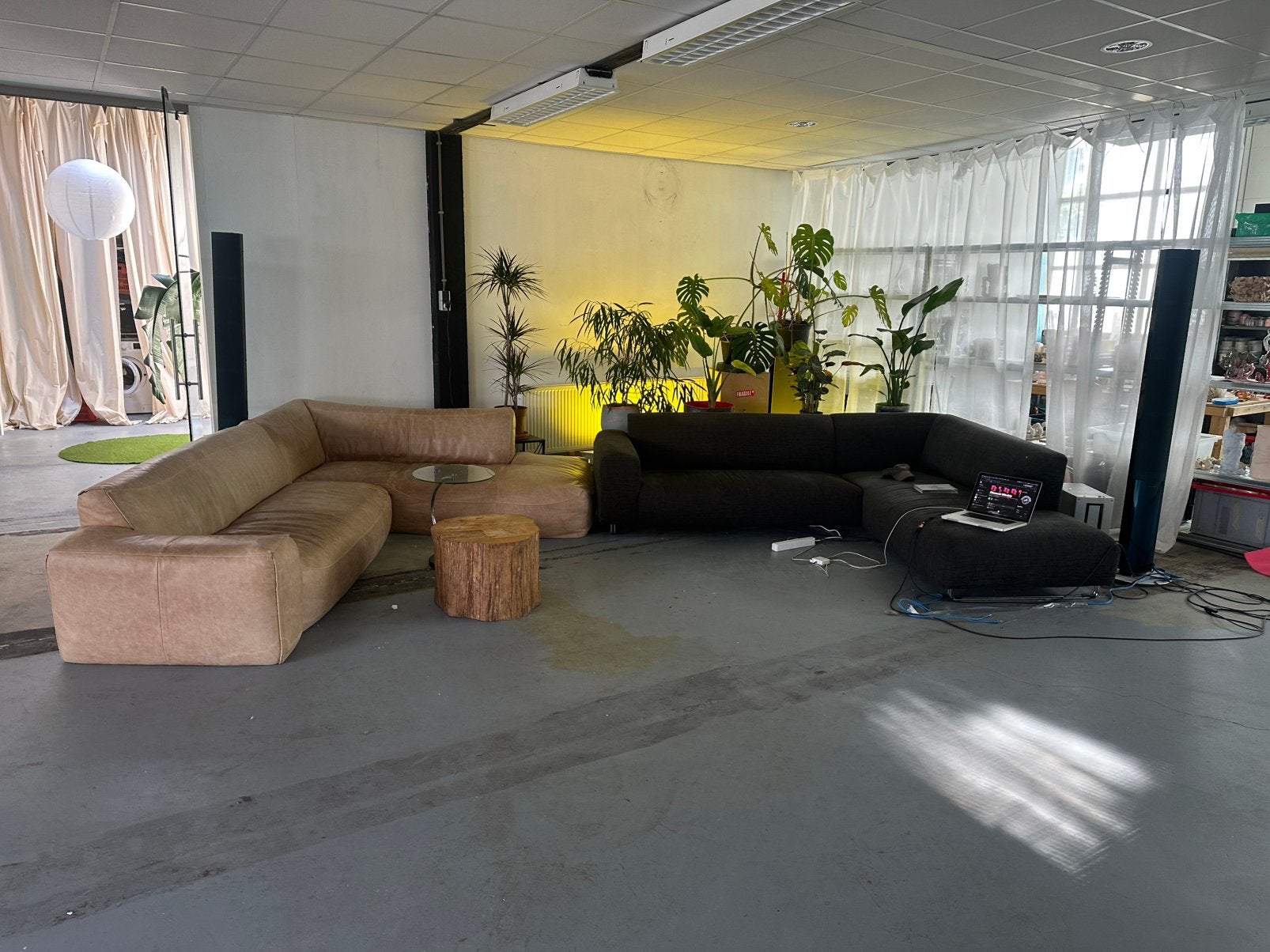 Two Large Corner Sofas for Sale – Sold Together, Ophalen, Zo goed als nieuw, Minder dan 10 m², Tapijt
