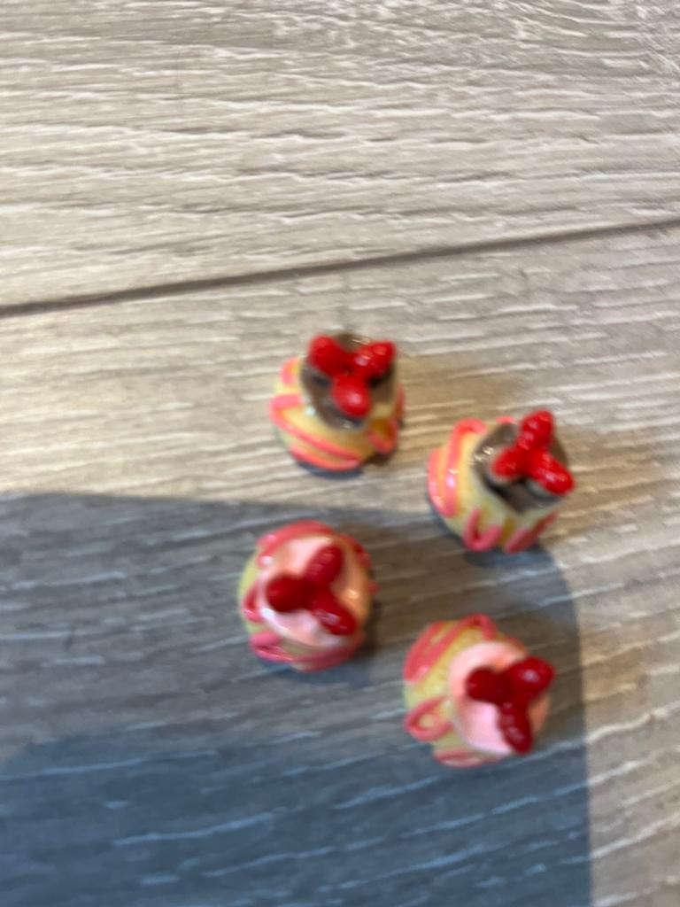 Taartjes 4 stuks voor bij poppenhuis incl verzenden, Ophalen of Verzenden, Nieuw, Poppenhuis