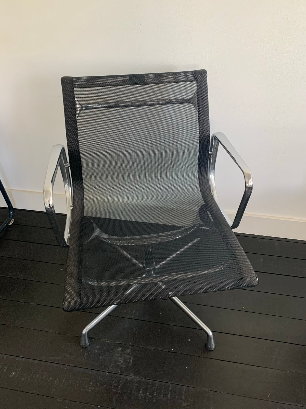 Zwarte Design draaibare stielen Vitra Charles en Ray Eames, Ophalen, Twee, Zwart, Zo goed als nieuw