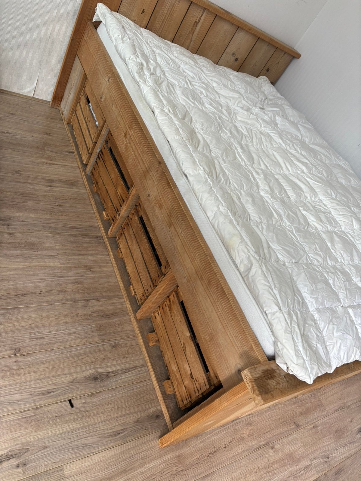 Steigerhouten bed met 8 fruitkisten als opbergruimte, Ophalen, Gebruikt, 90 cm, Twijfelaar