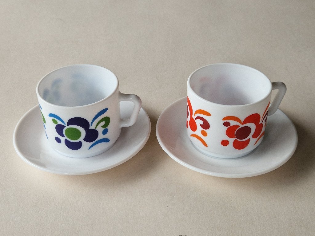 2 vintage Arcopal Lotus bekers/ kopjes met schotel, Overige materialen, Ophalen of Verzenden, Zo goed als nieuw, Overige stijlen