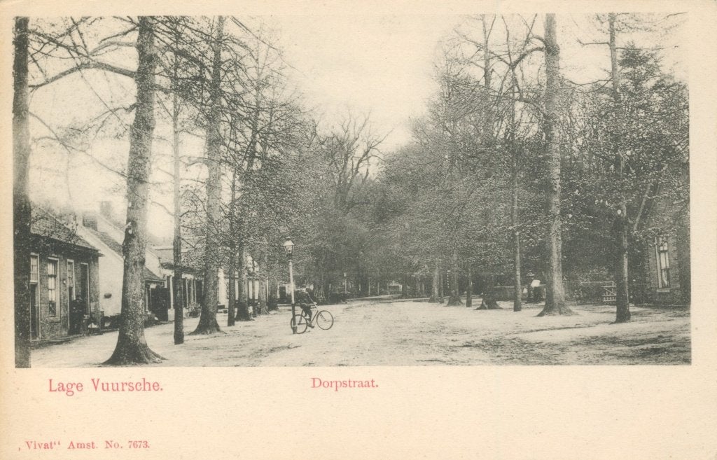 Ansichtkaart Lage Vuursche, Dorpstraat. Vivat., Ophalen of Verzenden, Voor 1920, Ongelopen, Utrecht