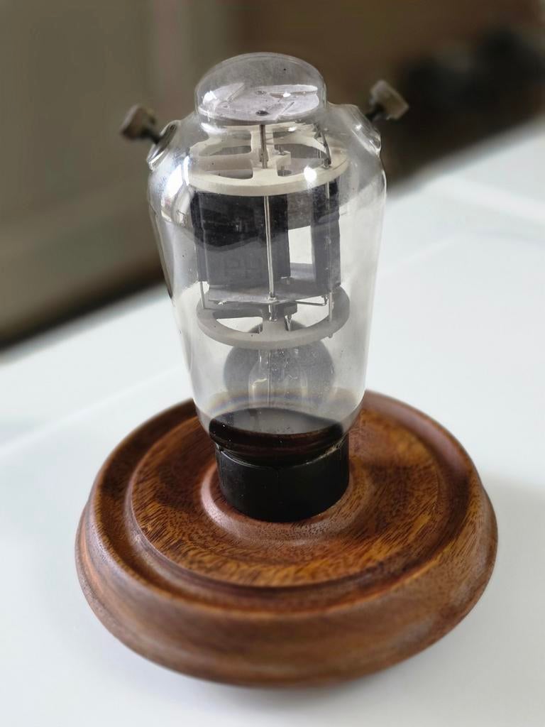 Antieke vacuümbuis op houten voet - Decoratief object, Ophalen