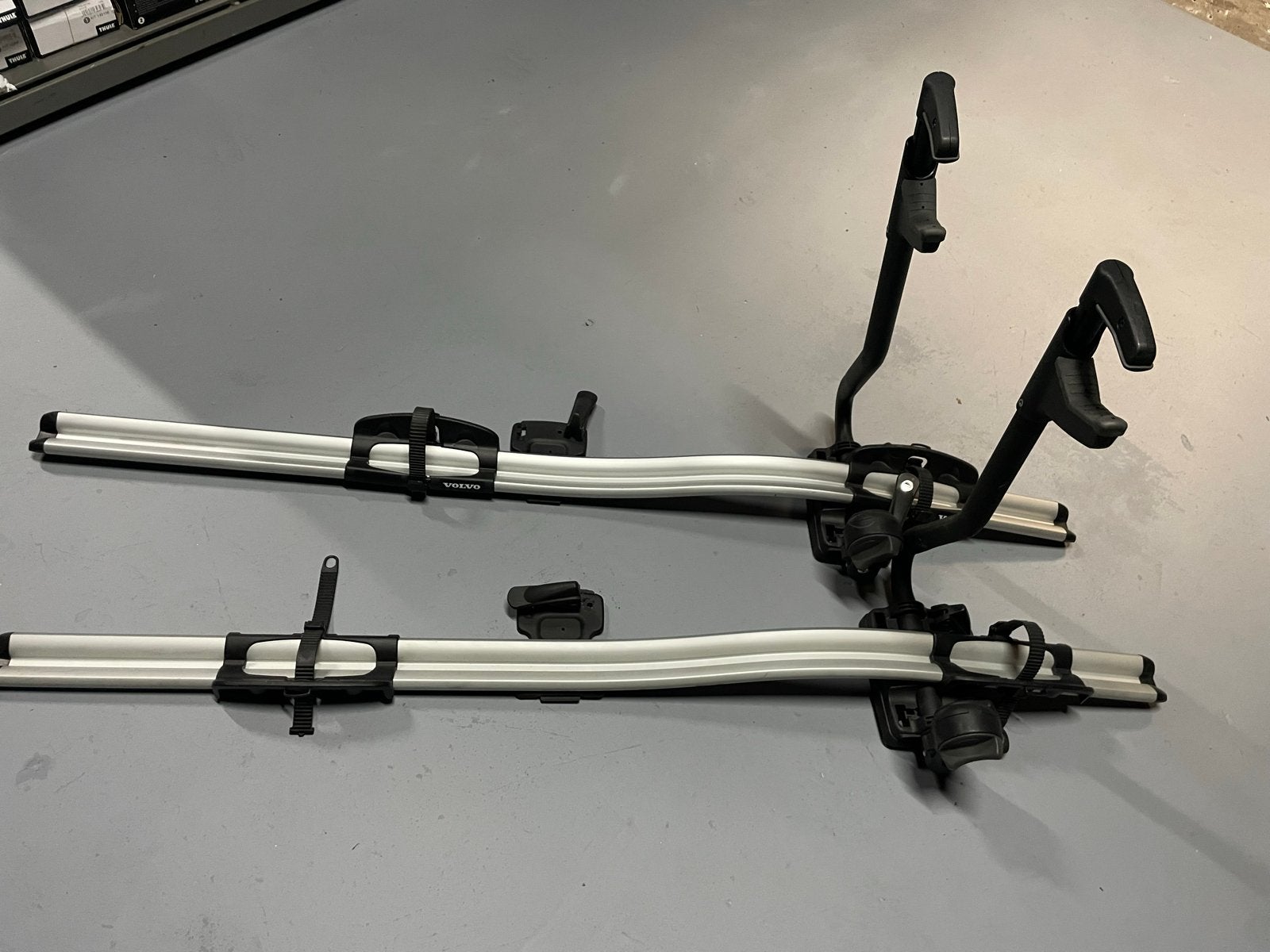 Thule 591 fietsendragers voor dak met Volvo logo, Ophalen, 2 fietsen, Gebruikt, Dakdrager
