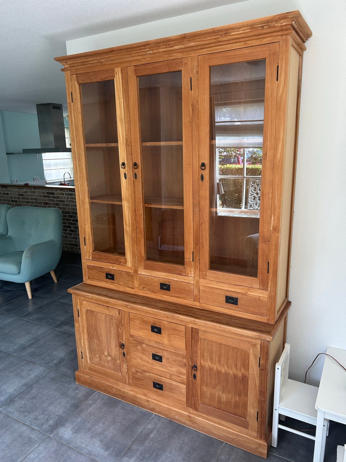 Massief houten buffetkast met vitrine en lades, Ophalen, 100 tot 150 cm, 200 cm of meer, Zo goed als nieuw