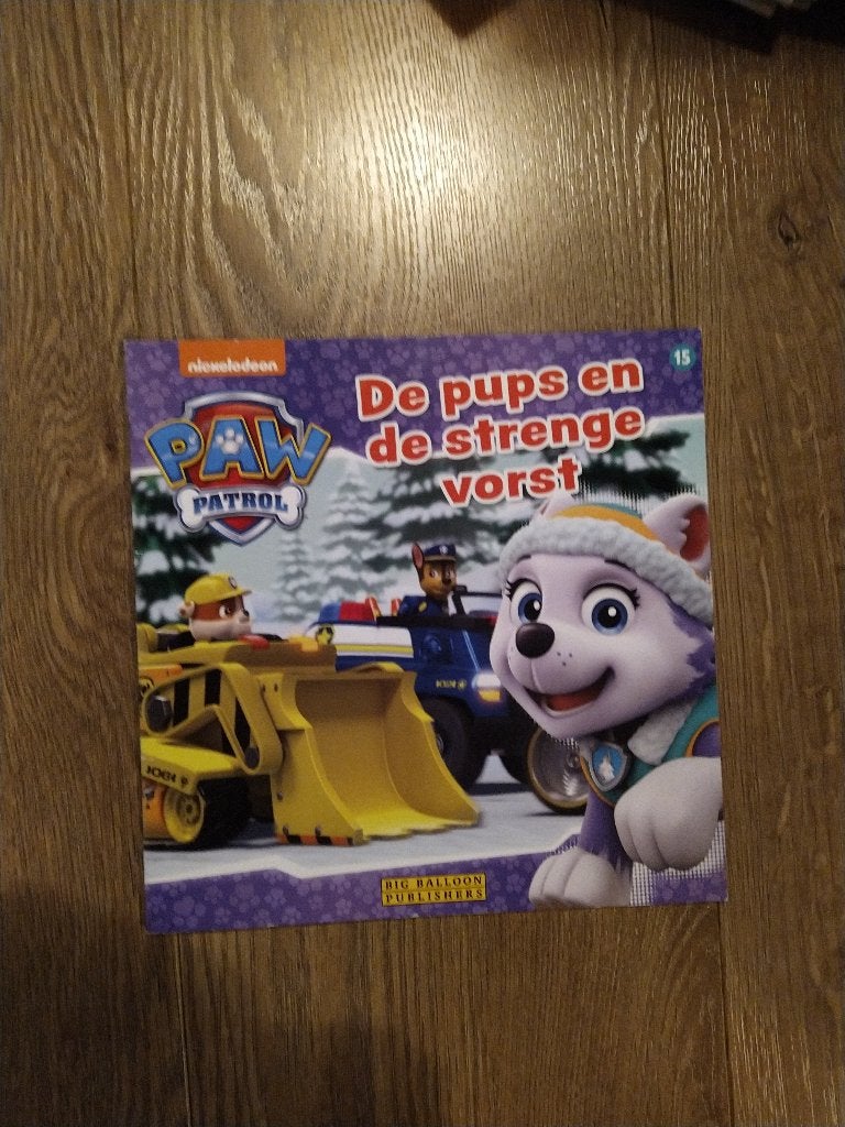 Boek Paw patrol - pups en de strenge vorst, Ophalen of Verzenden, Gelezen, Fictie algemeen