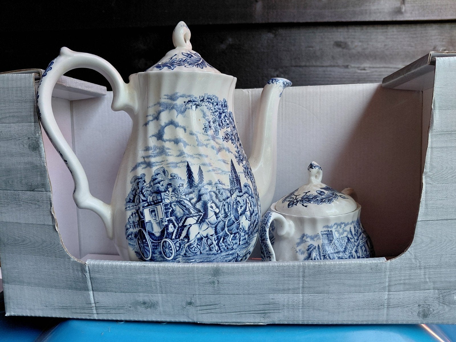 Engelse theekan met melkkannetje, Ophalen, Decoratieve rand, Rond, Nieuw