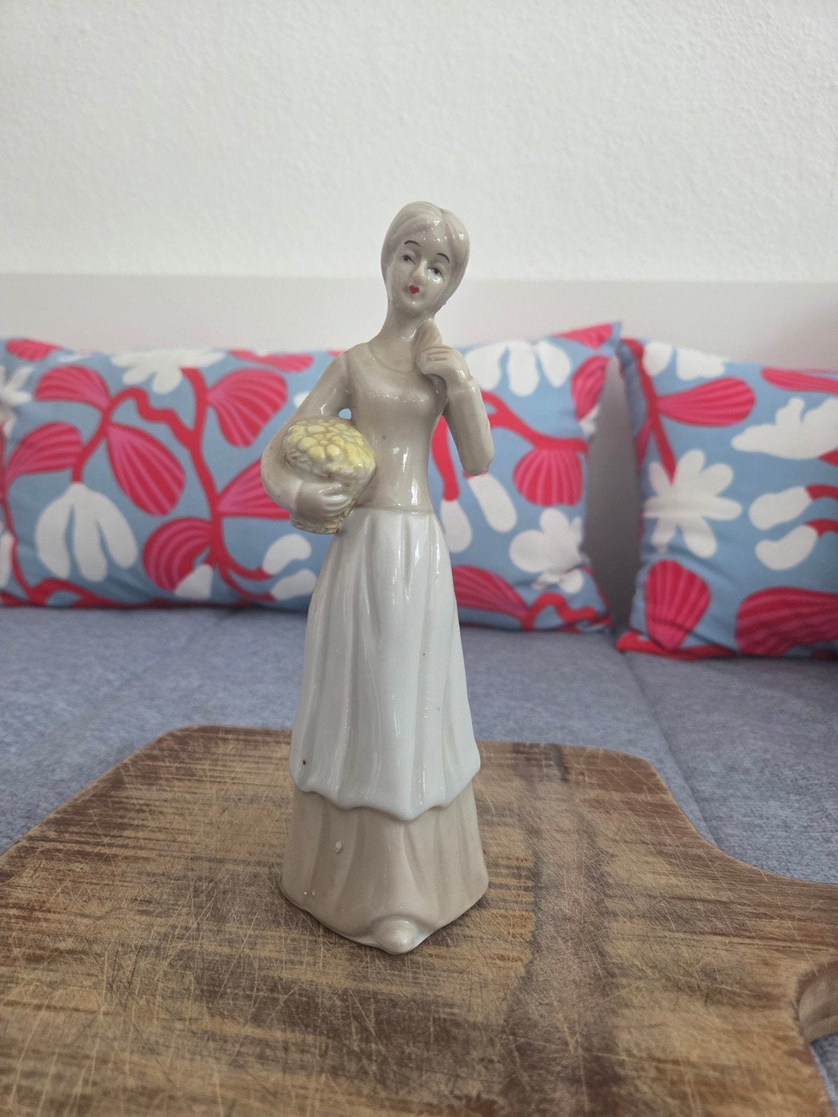 Vintage porseleinen beeldje van vrouw met mandje, 19 cm, Verzamelen, Beelden en Beeldjes, Ophalen of Verzenden, Gebruikt, Mens