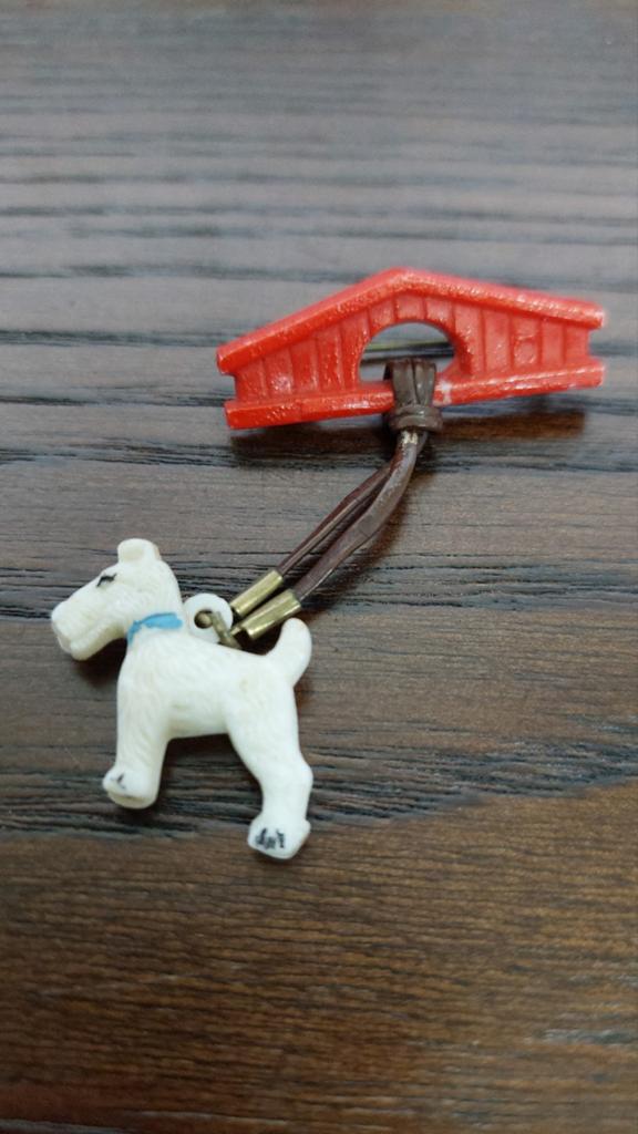 Schotse terrier, wit met blauwe halsband, rood hondenhok, Ophalen of Verzenden