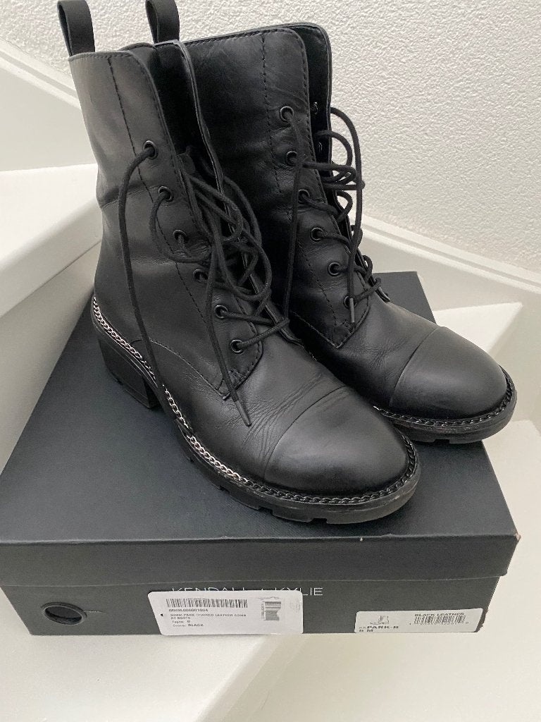 Zwarte leren veterlaarzen met kettingdetail, Zwart, Lage of Enkellaarzen, Ophalen of Verzenden, Kendall + Kylie