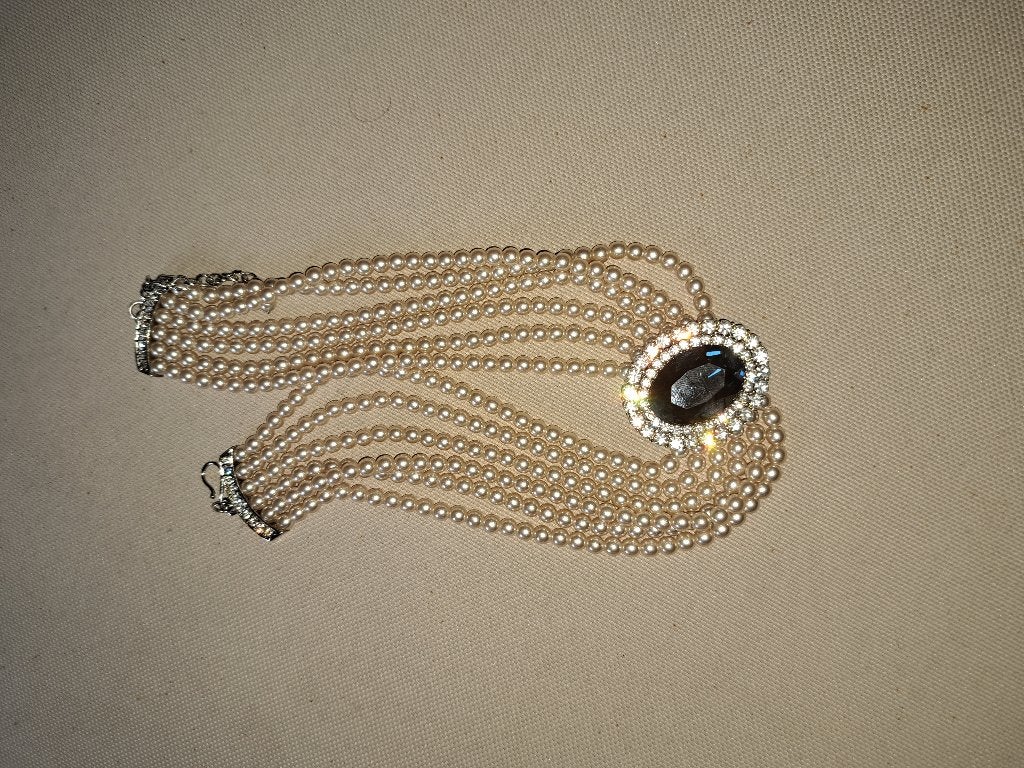 Prinses Diana-stijl parelchoker met saffierblauwe steen, Ophalen, Overige materialen, Zo goed als nieuw, Met edelsteen