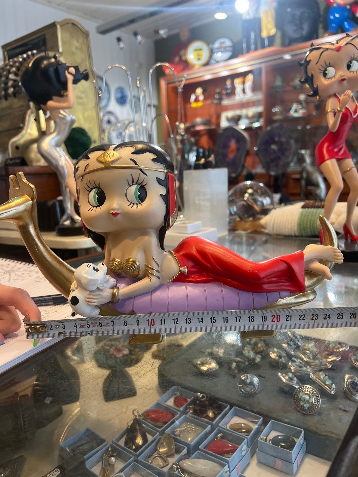 Betty Boop Beeldje op Bootje met Hondje - Uniek Decoratie, Ophalen of Verzenden, Zo goed als nieuw, X, X