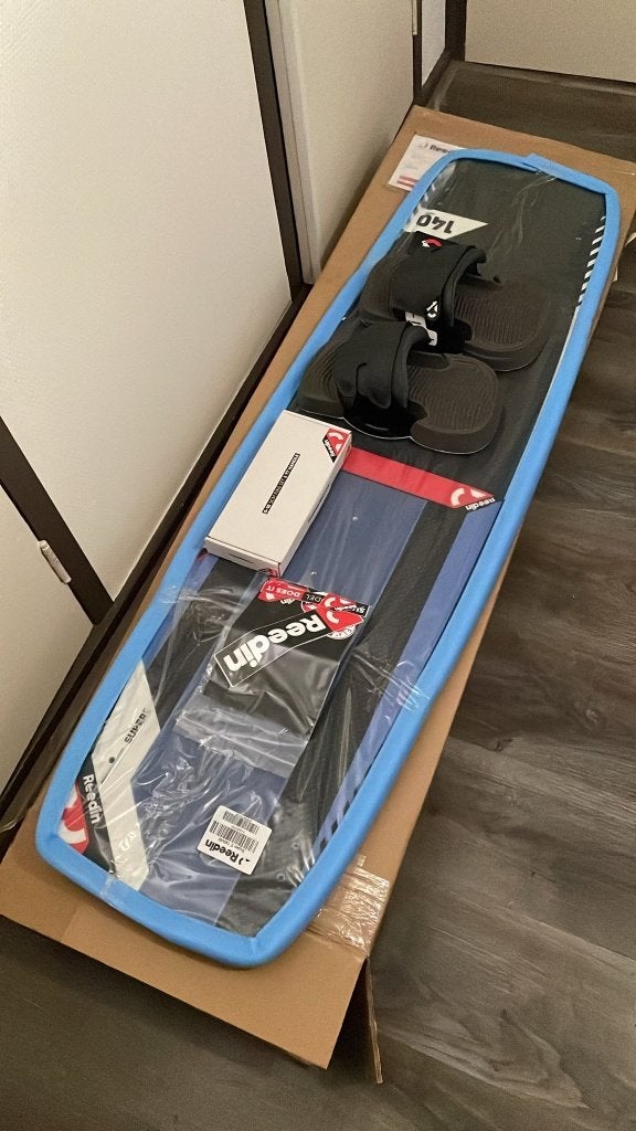 Reedin: 4 kites + bar, board, alles nieuw in verpakking, Watersport en Boten, Kitesurfen, Ophalen, Kitesurf-set, Twintip, 10 m²