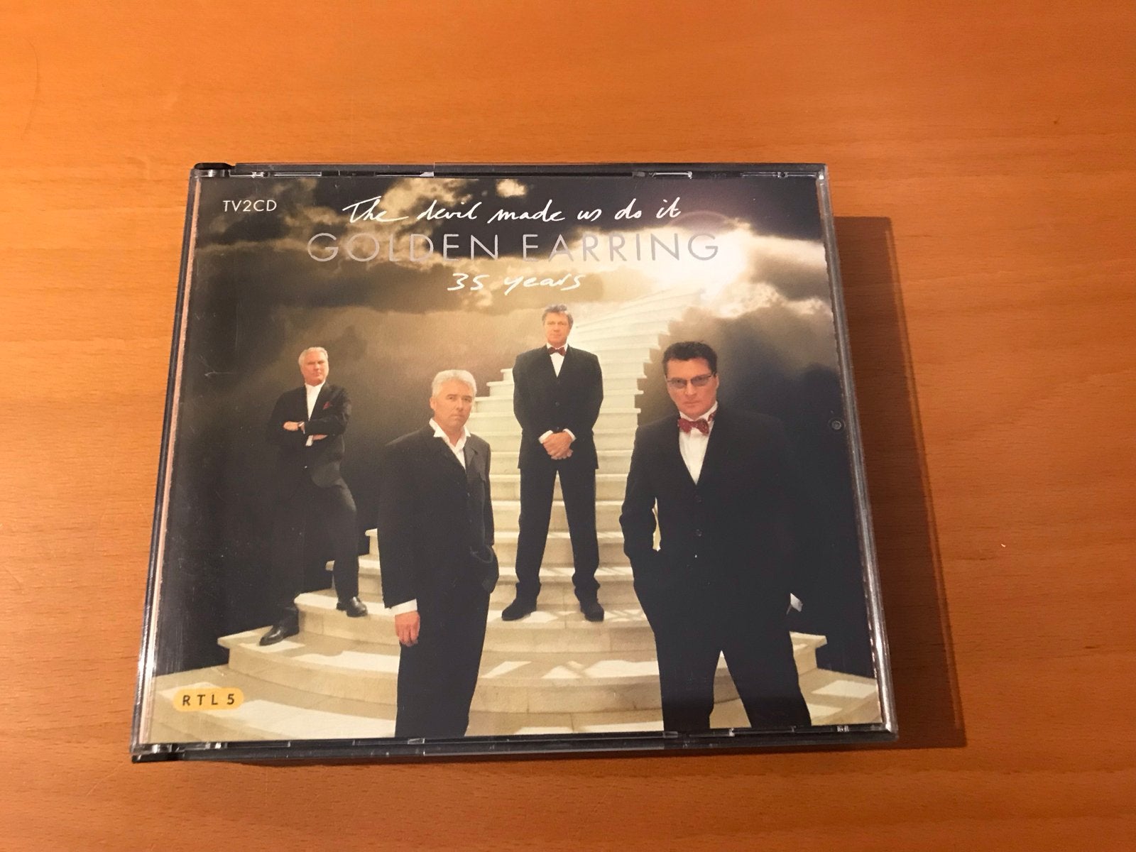Golden Earring - The Devil Made Us Do It 35 Years (2CD), Ophalen of Verzenden, Zo goed als nieuw, Verzamelalbum, Poprock