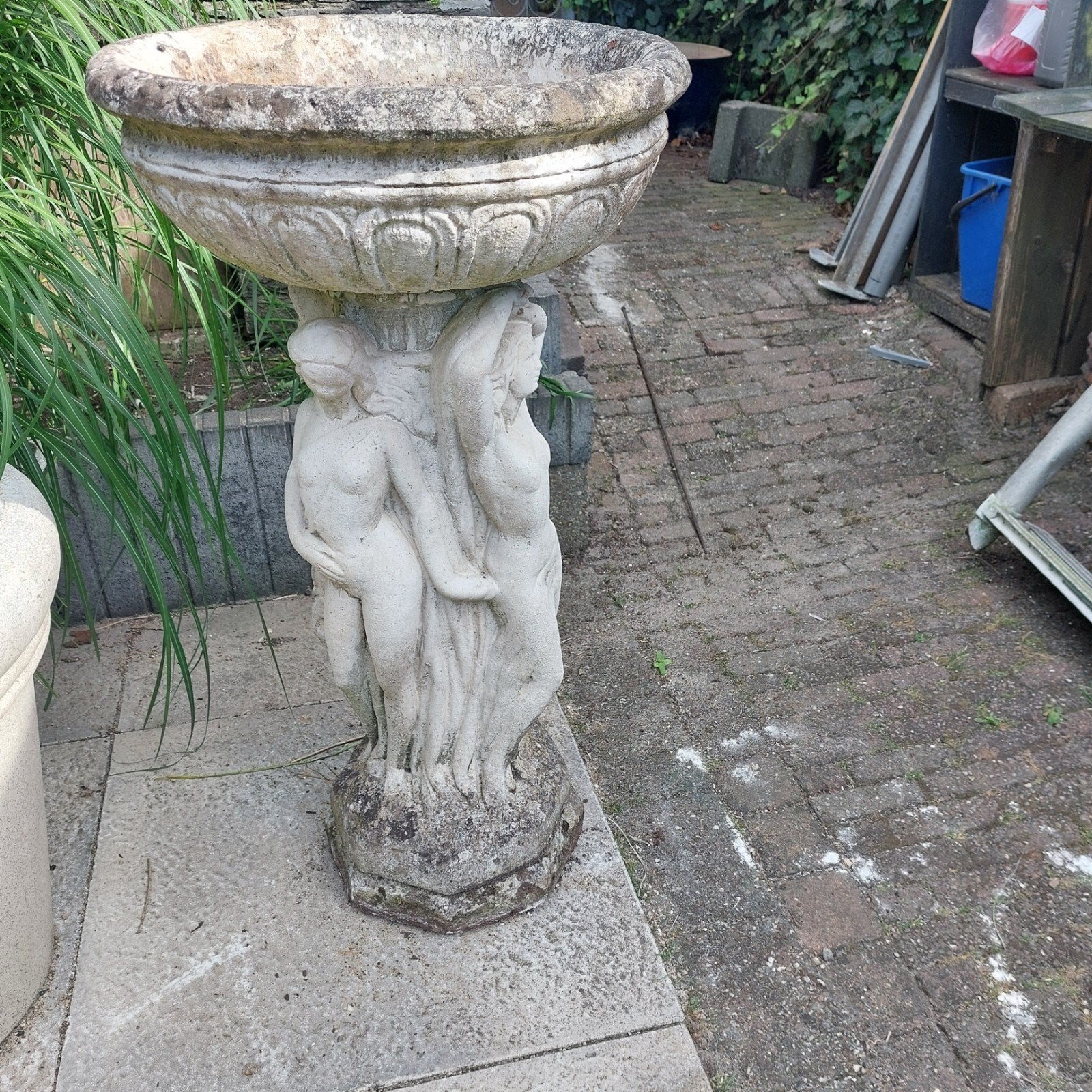 Groot verweerd tuinbeeld met 3 vrouwen - Direct op te halen, Ophalen of Verzenden, Gebruikt, Beton, Mensenbeeld