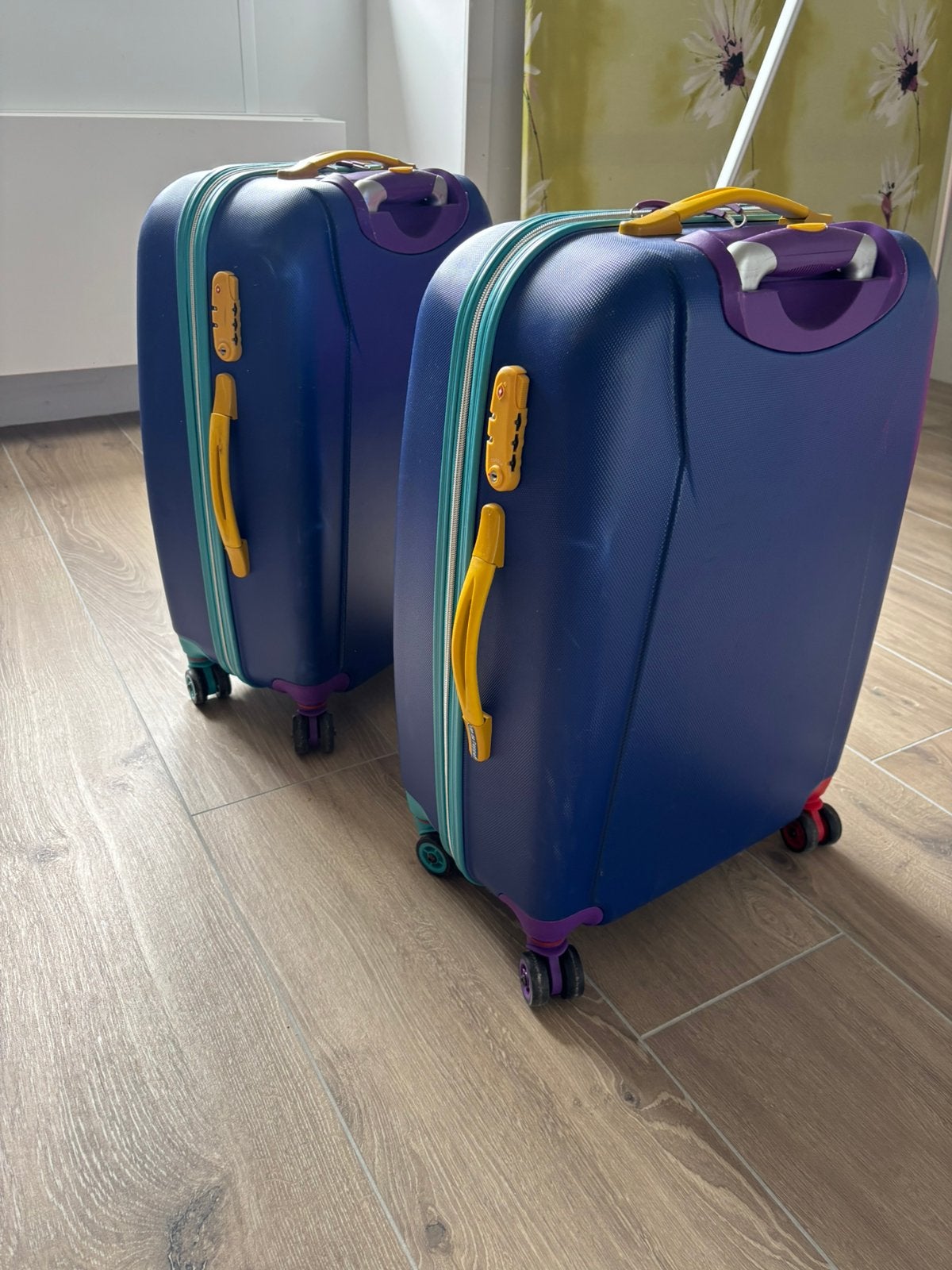 Kleurrijke kinderkoffers; prijs is voor beide koffers!, Hard kunststof, Zo goed als nieuw, 35 tot 45 cm, Ophalen